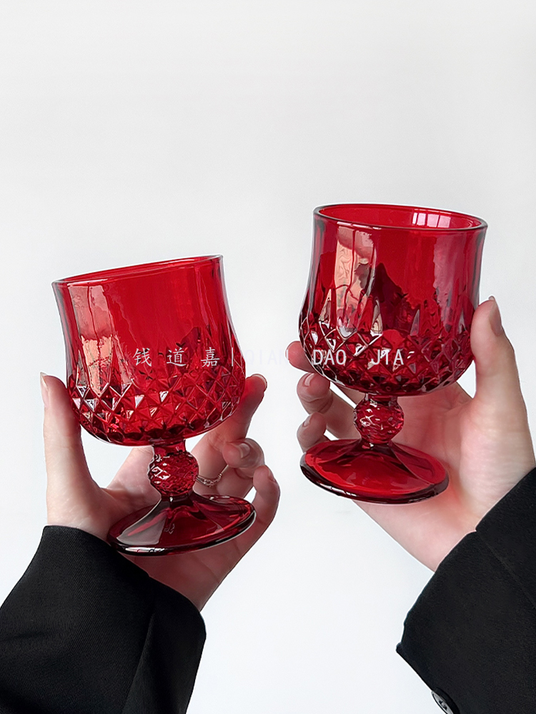 Vintage red ins style embossed - Wine Beer Foot recension och pris