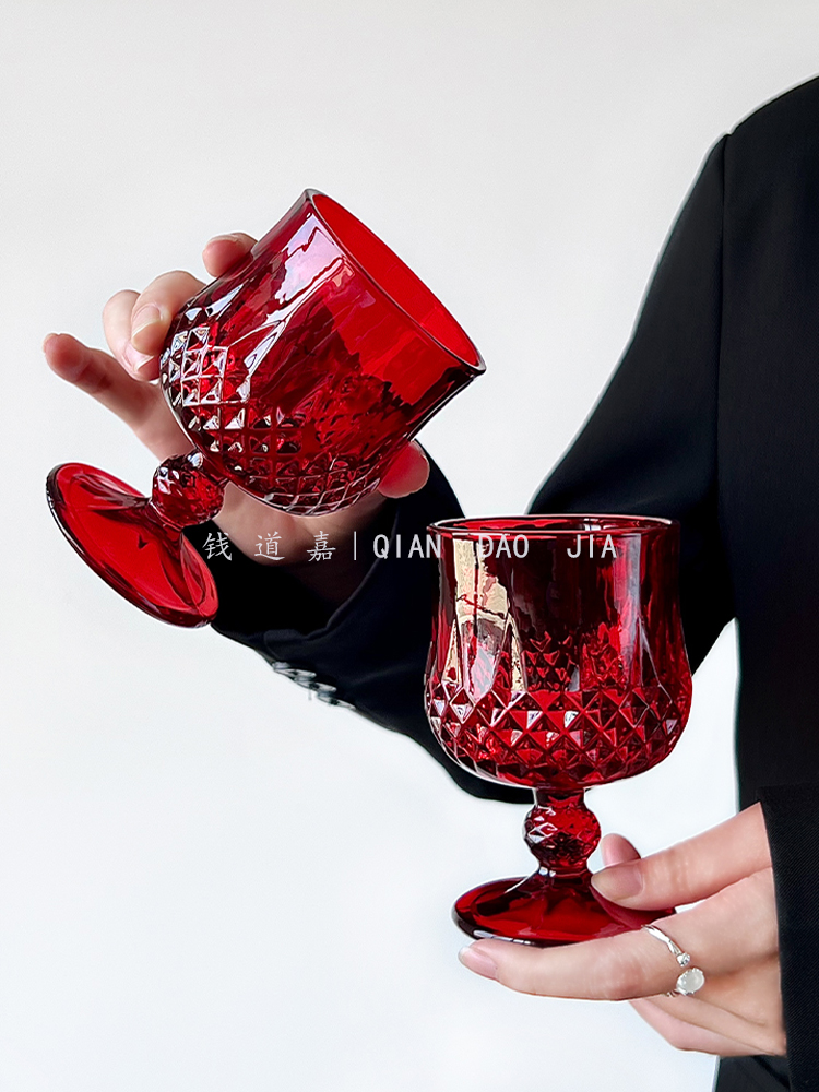 Vintage red ins style embossed - Wine Beer Foot recension och pris